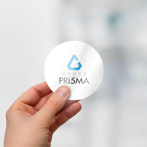 Sticker de vinilo blanco brillante sostenido en la mano